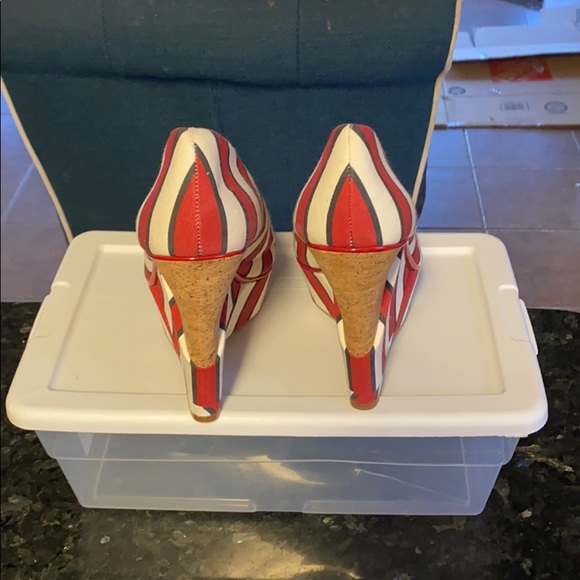 High Heel - Picture 3 of 4